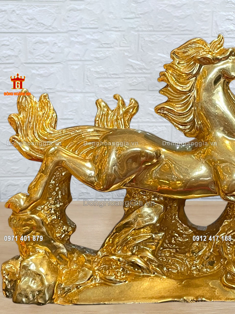 Bề mặt tượng ngựa được mạ vàng 24K cao cấp